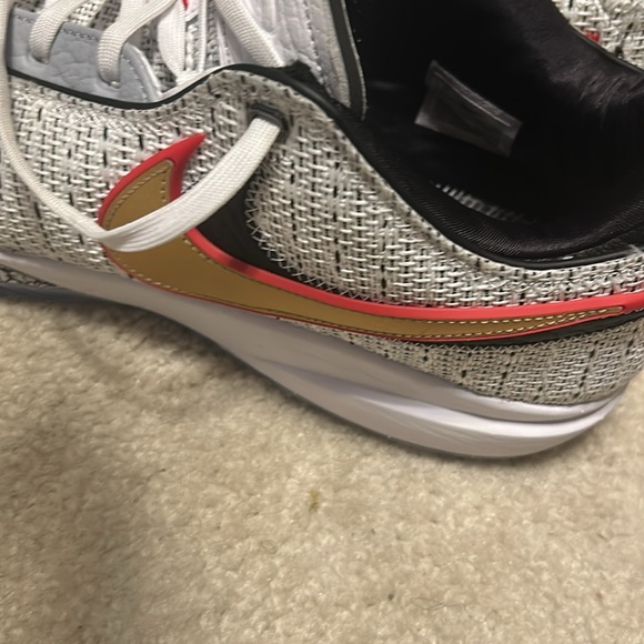 Lebron 20 Size 16 - Picture 2 of 5